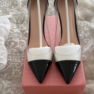 Classic Two-Tone Pointed Toe Pumps in Black & White